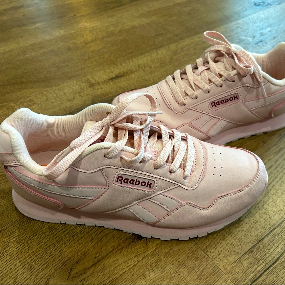 Women’s like new Reebok classic leather pink tennis shoes size 10.